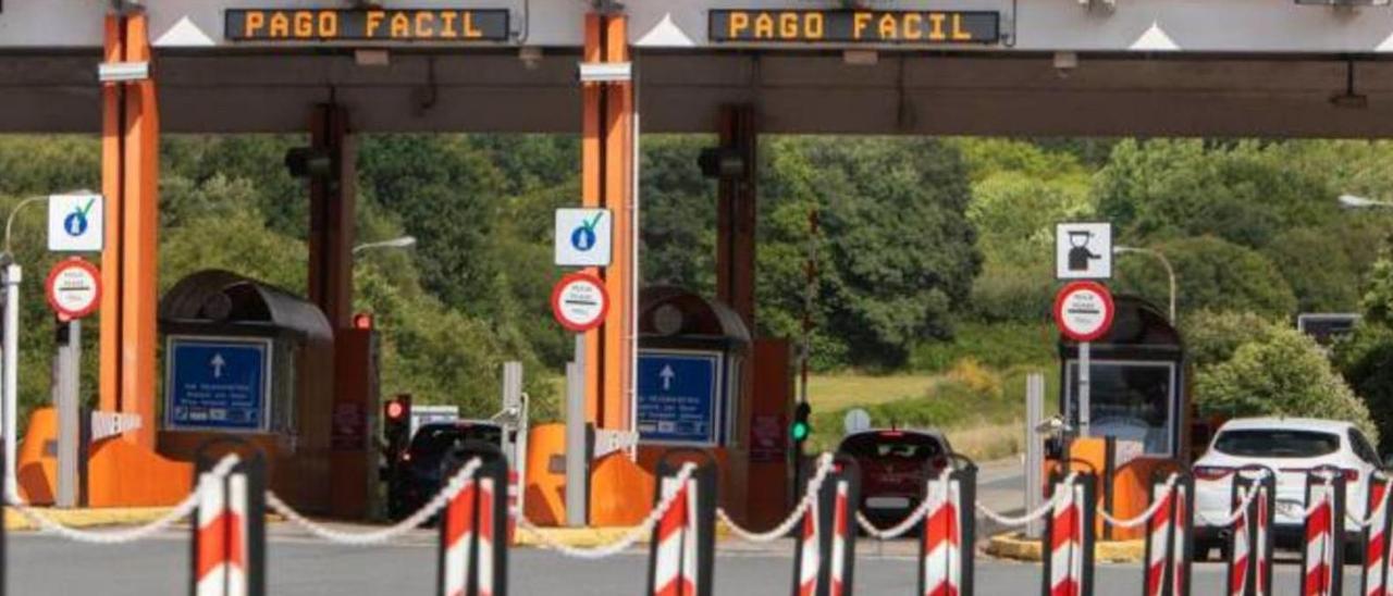 Cabinas de cobro de peaje en la infraestructura estatal. | // BERNABÉ/JAVIER LALÍN