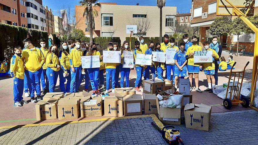 Alumnos del colegio Séneca con el material higiénico-sanitario reunido para la asociación Resurgir.