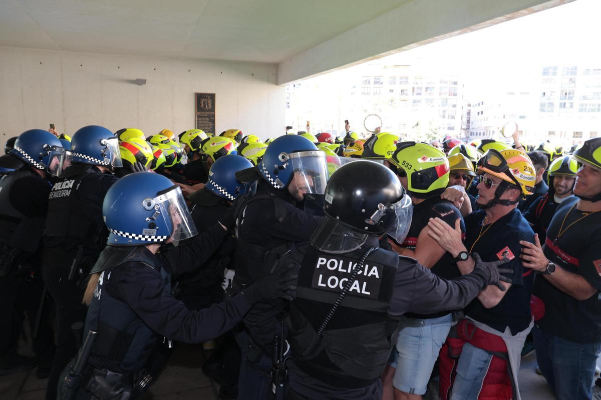 "Da la cara, Toni Pérez". Más de 200 bomberos del Consorcio Provincial de Alicante protestan en Benidorm