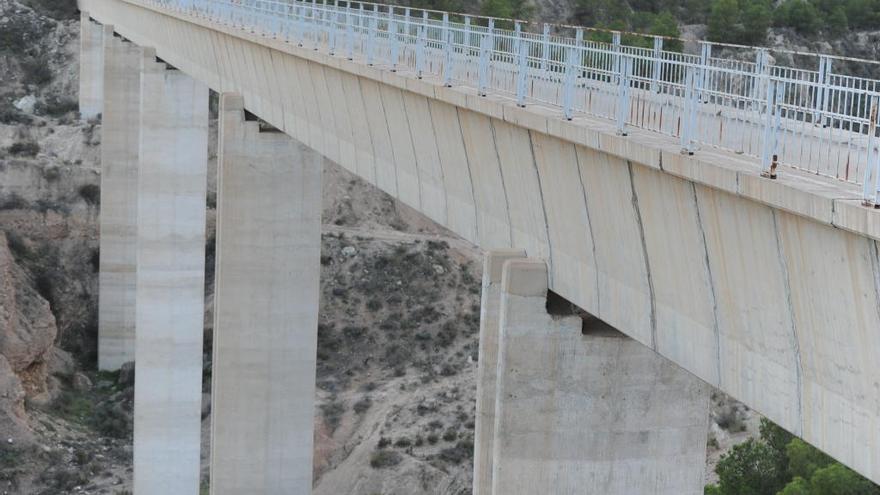 Canal del Trasvase a su paso por el Guadalentín.