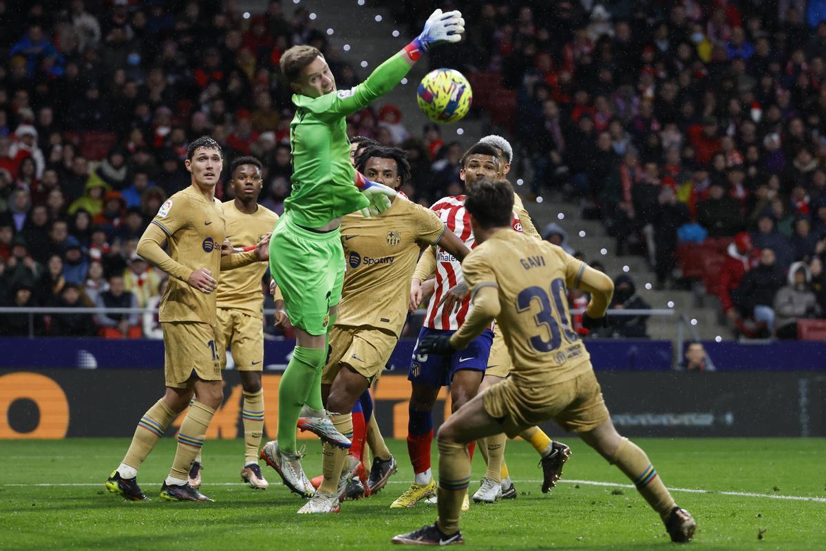 MADRID, 08/01/2023.- El portero del FC Barcelona, Ter Stegen (c) intenta despejar el balón ante la defensa del club azulgrana durante el encuentro correspondiente a la jornada 16 de primera división que disputan hoy domingo ante el Atlético de Madrid en el estadio Metropolitano, en Madrid. EFE / J.J.Guillen