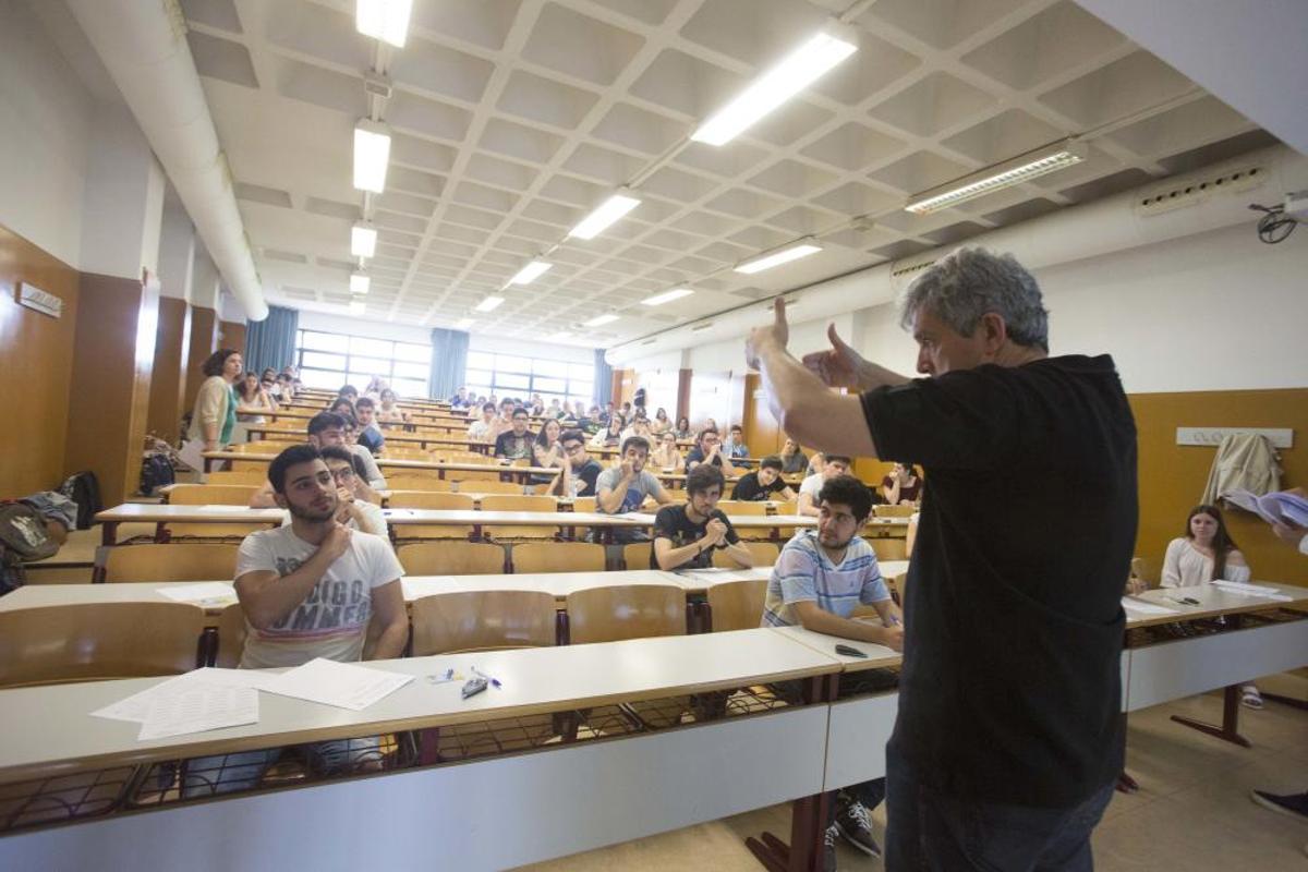 Los alumnos hacen los exámenes Los alumnos hacen los exámenes