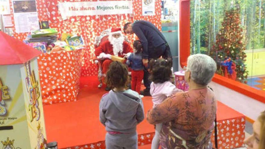 Punto de recogida de regalos para la campaña solidaria del Ayuntamiento, ayer en el centro comercial Alcampo. | lp / dlp