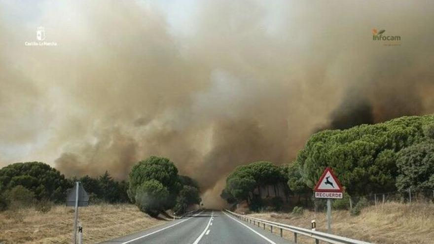 Un incendio de Almorox (Toledo) obliga a desalojar varias viviendas: efectivos de Castilla-La Mancha y Madrid trabajan para frenarlo