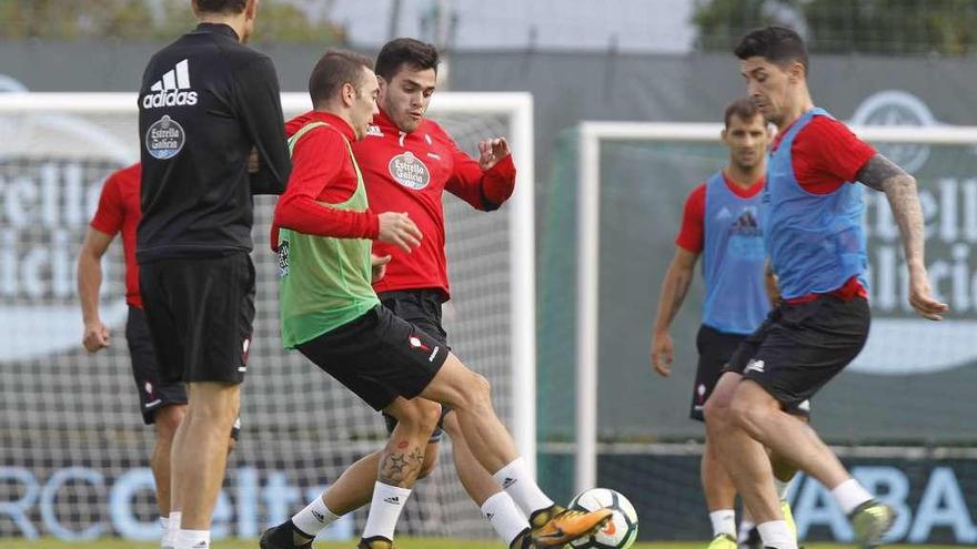 Aspas, Maxi y Hernández pelean por un balón en presencia de Unzué. // Ricardo Grobas