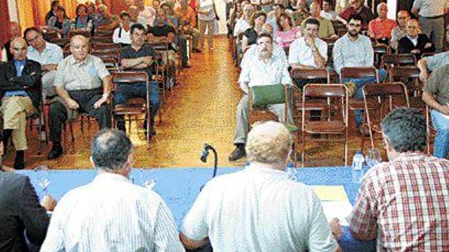 Asistentes a la asamblea del Liceo Casino de Vilagarcía. / J.L. OUBIÑA