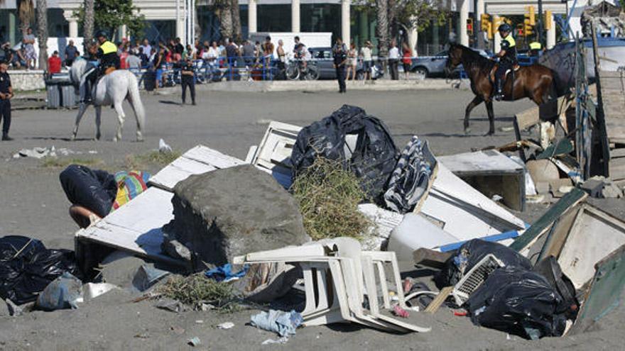 Un agente de la Policía Local supervisa a caballo los trabajos de una de las excavadoras.