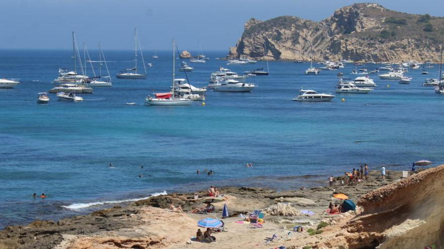 Embarcaciones fondeadas, muchas de ellas en las boyas ecológicas, en el litoral de la Cala Blanca.