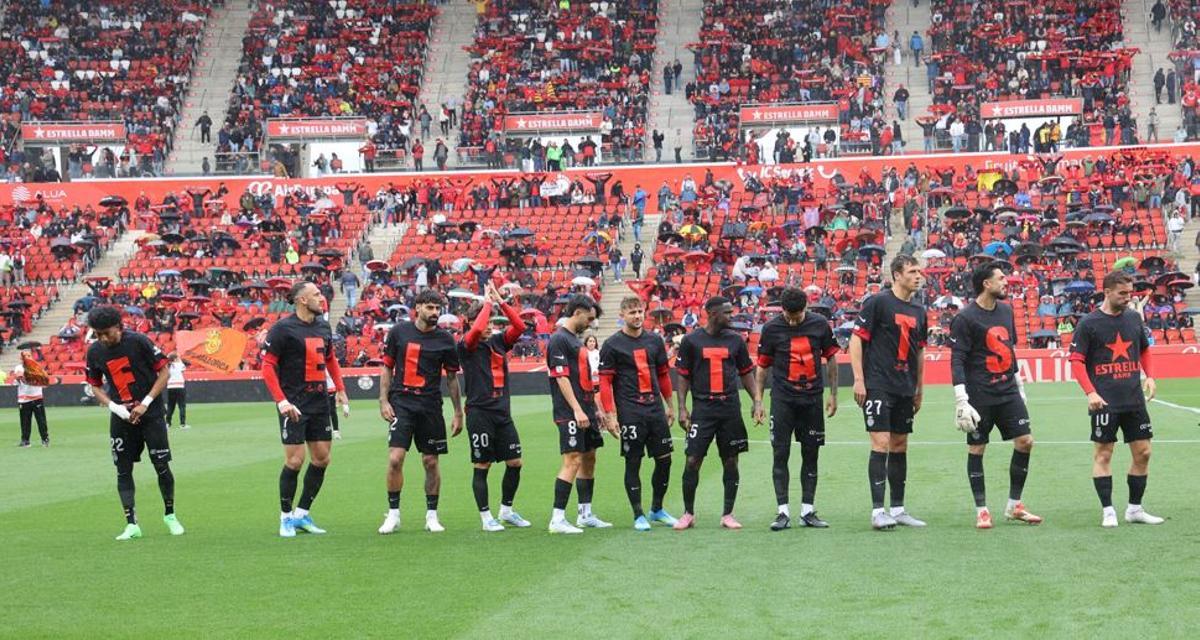 Los jugadores del Mallorca posan con las camisetas de Estrella Damm.