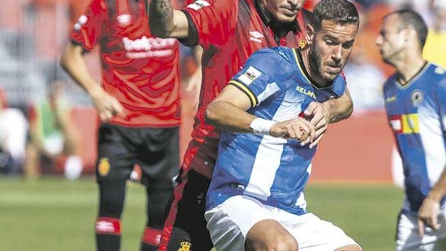 Pedraza, que fue sustituido, presiona a un jugador del Hércules durante el duelo de ayer.