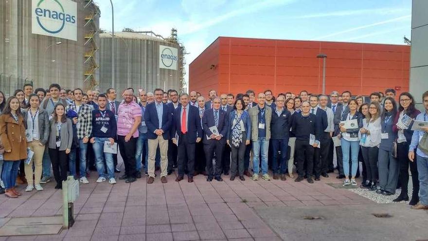 Los participantes en las jornadas sobre mantenimiento industrial que se celebran estos días en Asturias realizaron ayer, como se ve en la imagen, una visita a la regasificadora gijonesa.