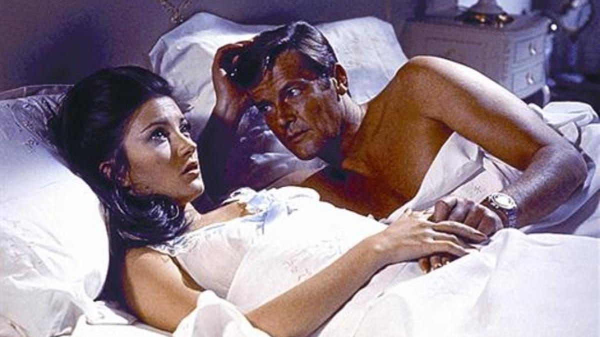 MOORE 3Después de ser El Santo en televisión, Roger Moore aportó más ironía a Bond. Con Jane Seymour en '007 Vive y deja morir' (1973).