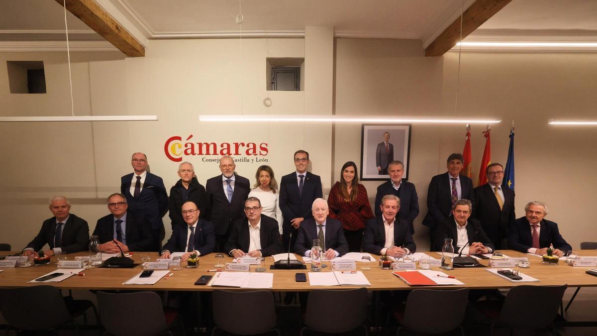 Enrique Oliveira (tercero por la izquierda, sentado), junto a los presidentes de las Cámaras de Comercio de la región.