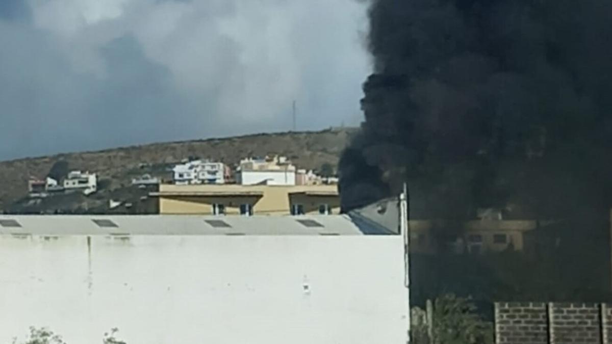 Incendio en un almacén en Guía