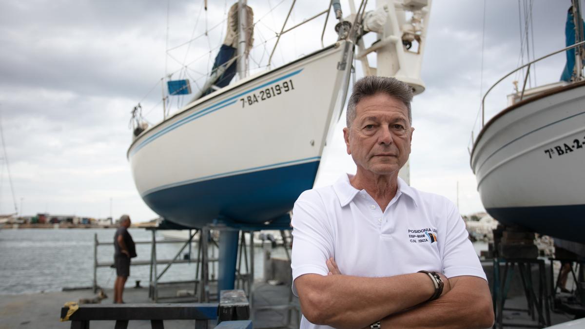 Ramón Balanzat junto a su barco.