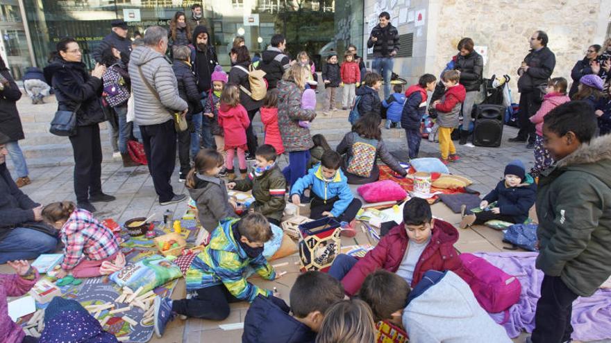 Alumnes de l&#039;escola Balandrau fent classe al carrer.