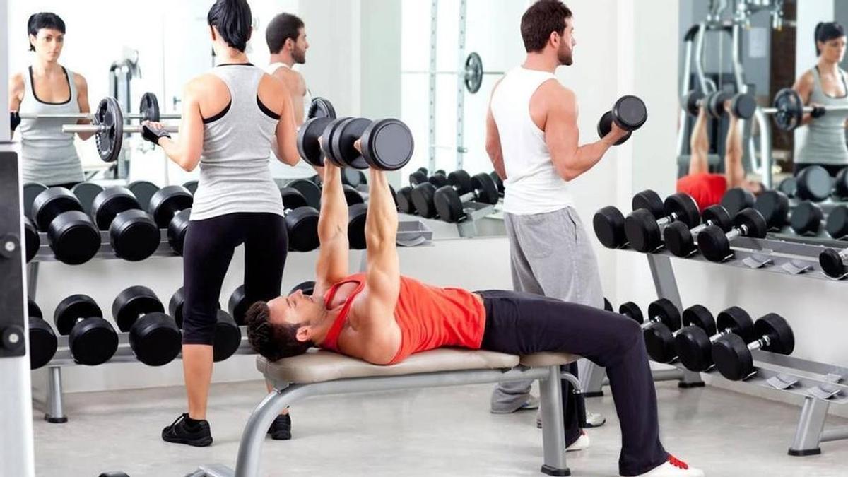Un grupo de personas en un gimnasio