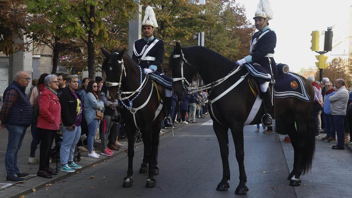 Dos policías locales, a caballo y con el uniforme de gran gala, abrieron el desfile de la Ofrenda de flores este pasado jueves, en el paseo Independencia.