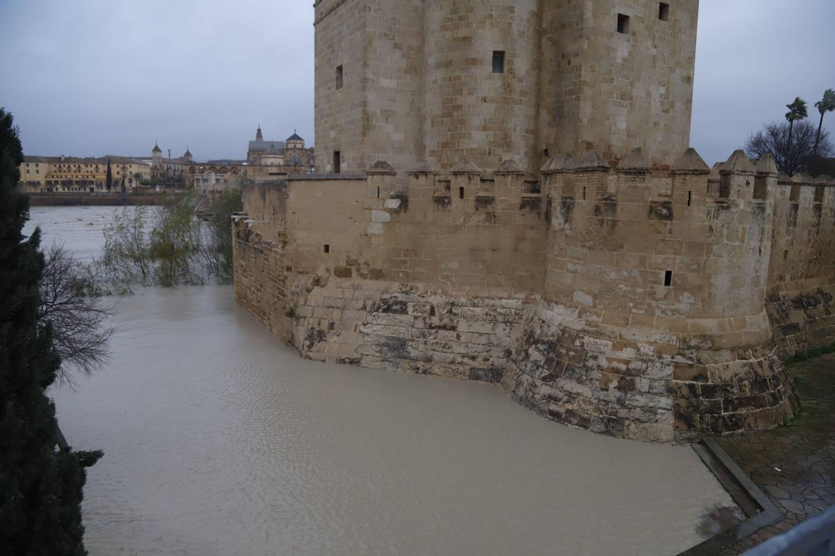 El río Guadalquivir, en umbral rojo a su paso por la capital