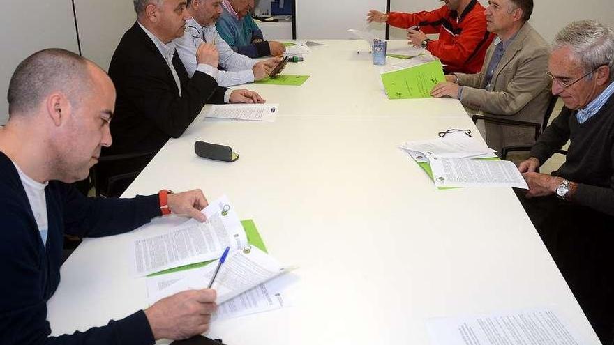 Un momento de la firma del convenio entre el concejal y los representantes de los clubes. // Rafa Vázquez