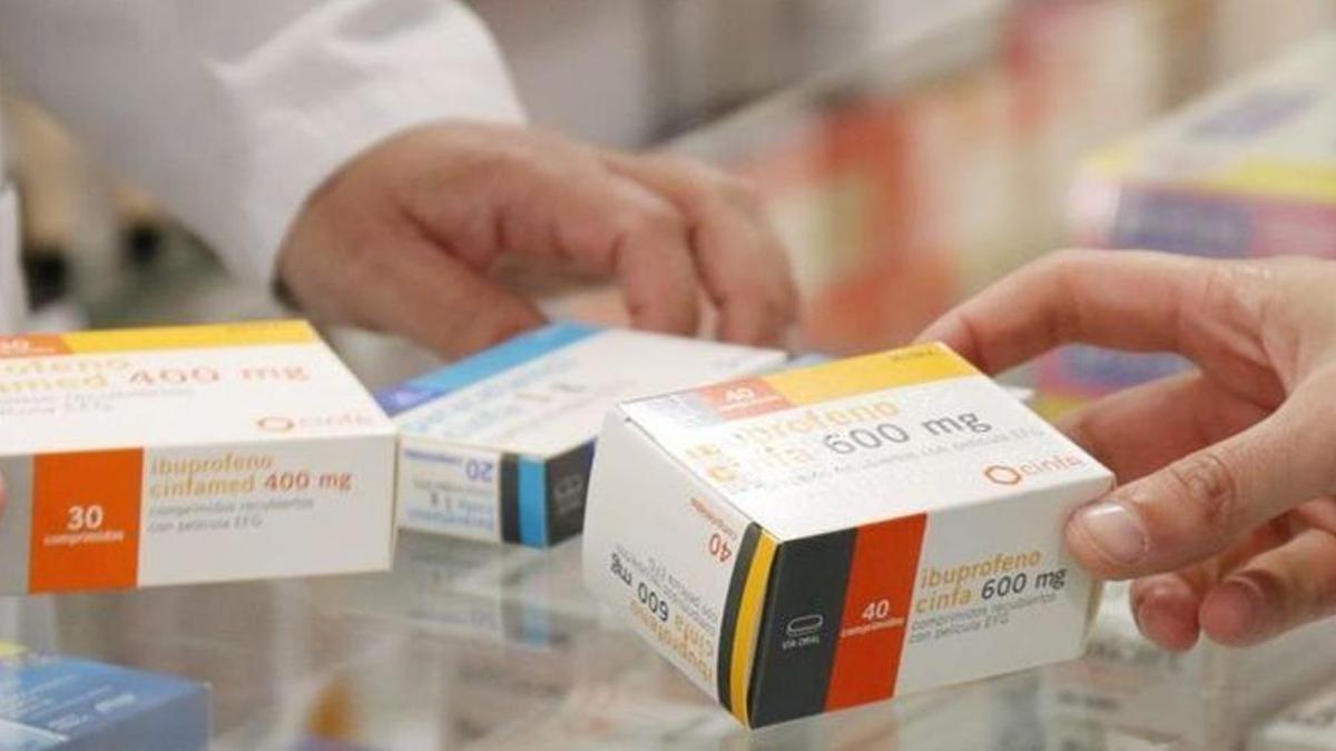 Venta de medicamentos en una oficina de farmacia.