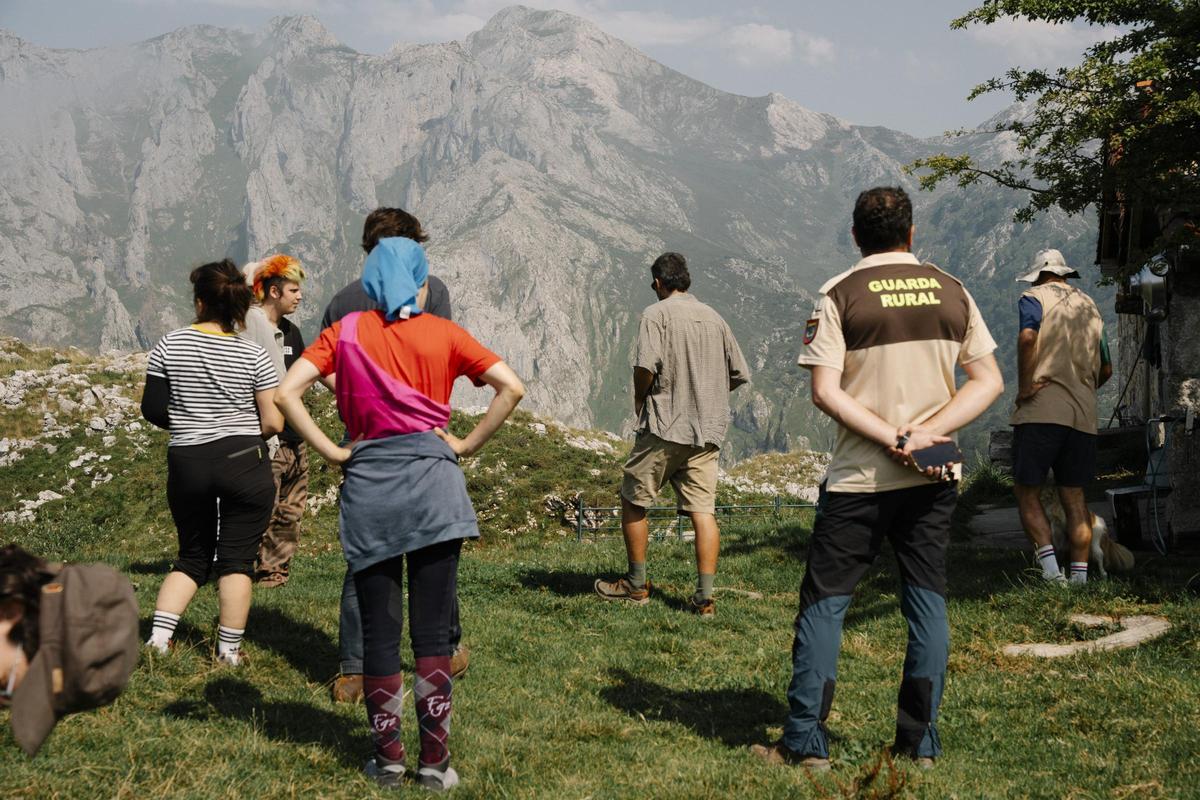 Imagen de los alumnos y un guarda rural en Picos de Europa.