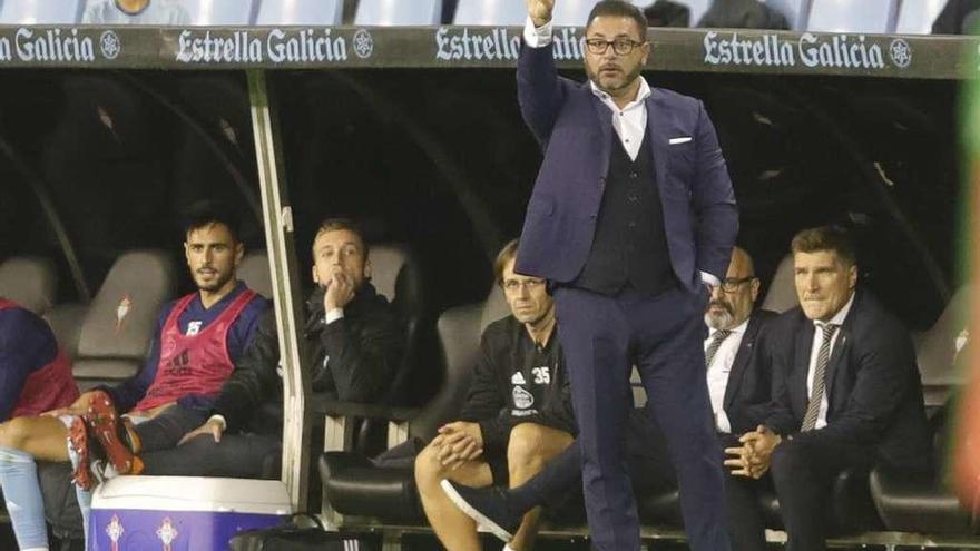 Antonio Mohamed da indicaciones a sus jugadores durante el partido. // R. Grobas