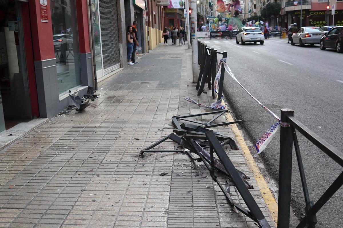 El enrejado destrozado en la plaza Pintor Guiteras.