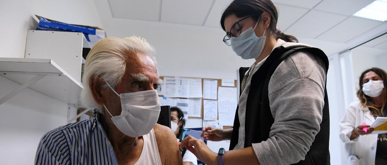 Un hombre recibe la vacuna en el centro de salud de Anafáns de Poio.