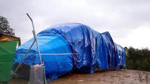 Un tren siniestrado en el accidente de Adamuz, precintado.