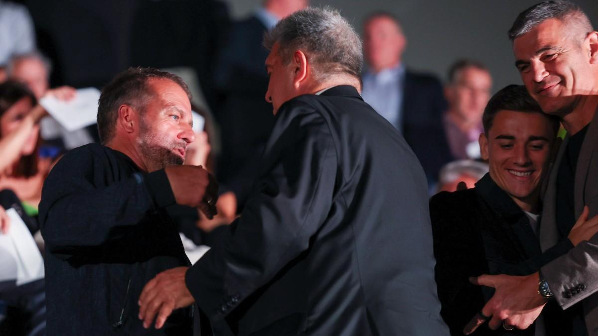 Hansi Flick y Joan Laporta se saludan en el acto de despedida de Andrés Iniesta