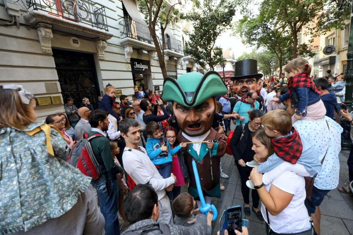 Comparsa de gigantes y cabezudos en el centro de Zaragoza