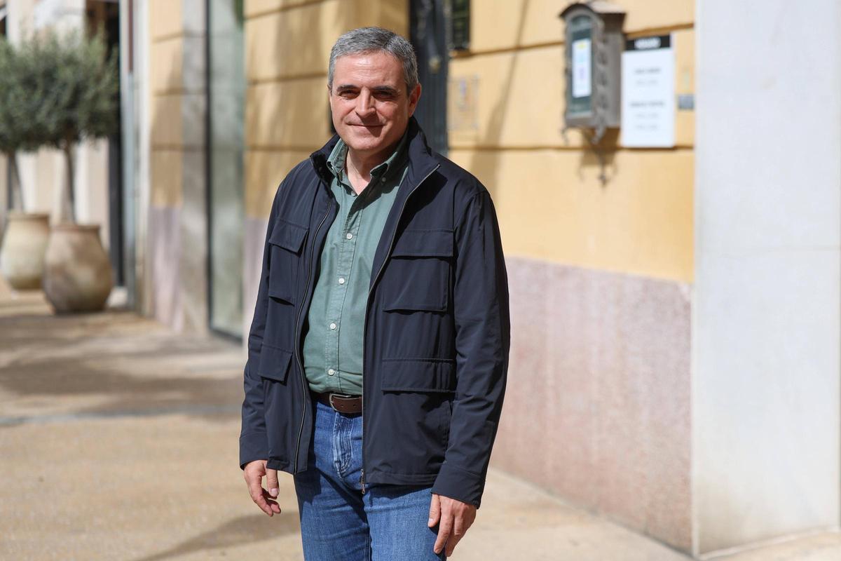El diputado, en el paseo de Vara de Rey.