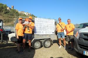 Un centenar de cazadores a bordo de sus vehículos y remolques han realizado una marcha lenta por la C-14 para rechazar la normativa de perreras deportivas