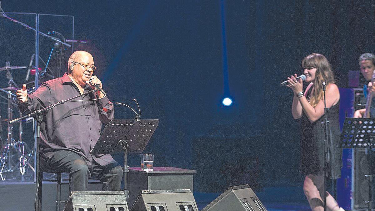 Pablo Milanés cantando junto a Rozalén