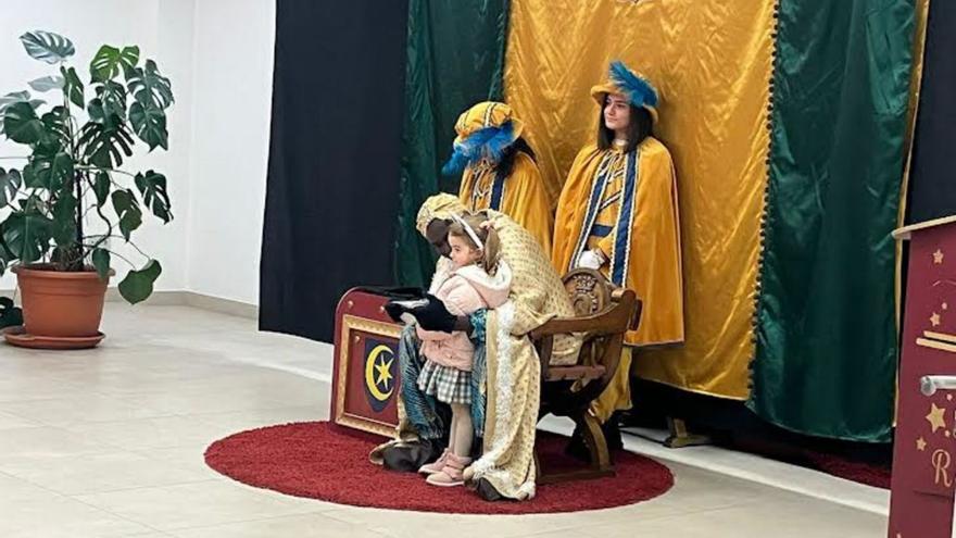 Aliatar, atendiendo a una niña de Llanera, durante la recepción en Lugo. | R. L. P.