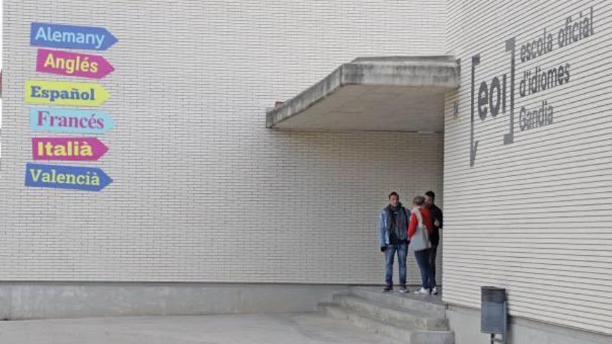 Varias personas conversan a las puertas de la Escola Oficial d&#039;Idiomes de Gandia.