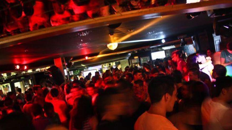 Una conocida discoteca de Benidorm busca camareras &quot;sin novios celosos&quot;