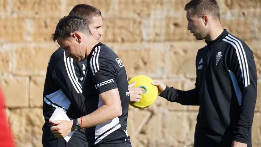 Mario Simón mira unos apuntes durante un entrenamiento. | PRENSA REAL MURCIA