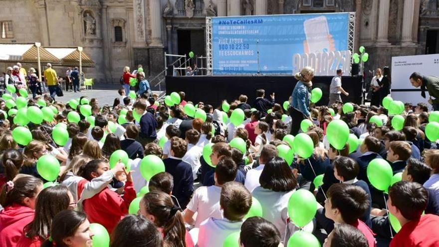 Globos verdes y lazos contra el acoso escolar