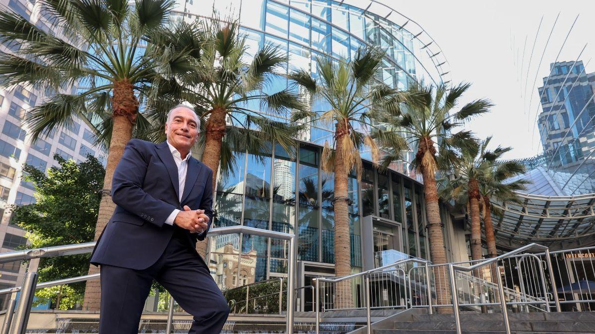 Rafa Yuste, delante del hotel de concentración del Barça en Los Ángeles