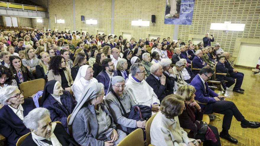 Arriba, público asistente al acto  celebrado ayer en el colegio Dulce Nombre de Jesús. A la izquierda, Alejandro Calleja, Lourdes García, Simón Cortina, Gustavo Suárez Pertierra e Isabel Andrés. | Irma Collín