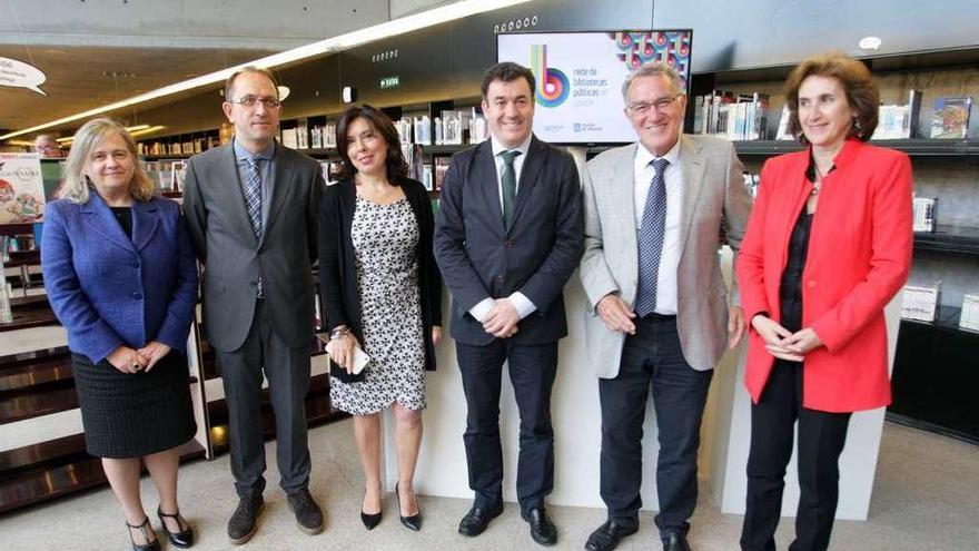 Integración de las bibliotecas municipales  |  Un convenio suscrito entre la Consellería de Cultura, la Amtega y la Federación Galega de Municipios e Provincias (Fegamp) permitirá la incorporación de 70 bibliotecas municipales al nuevo sistema de gestión integrado impulsado por la Xunta. Este sistema permitirá tanto los trabajos técnicos como su consulta y solicitud de préstamo online desde cualquier punto. De este modo, se multiplican las oportunidades de lectura, al posibilitar el acceso a un catálogo conjunto de las bibliotecas gallegas.