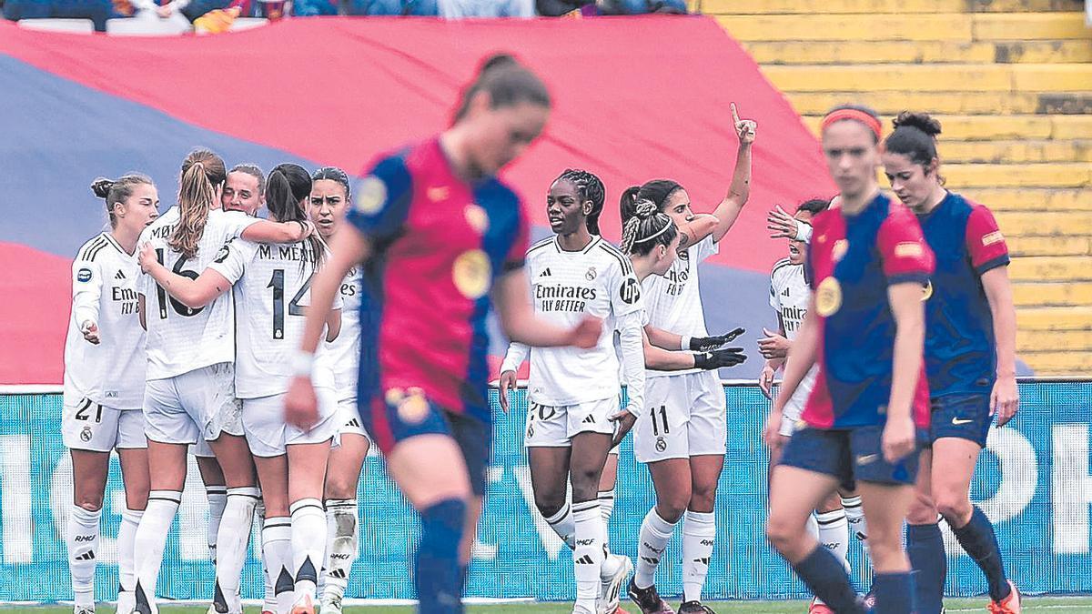 Las futbolistas del Real Madrid celebran un tanto en el clásico ante el Barça en Montjuïc.