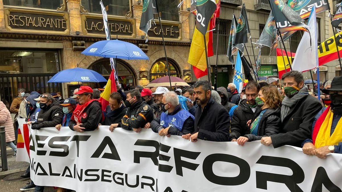 Agentes de todos los cuerpos salen a la calle por la reforma de la ley mordaza.