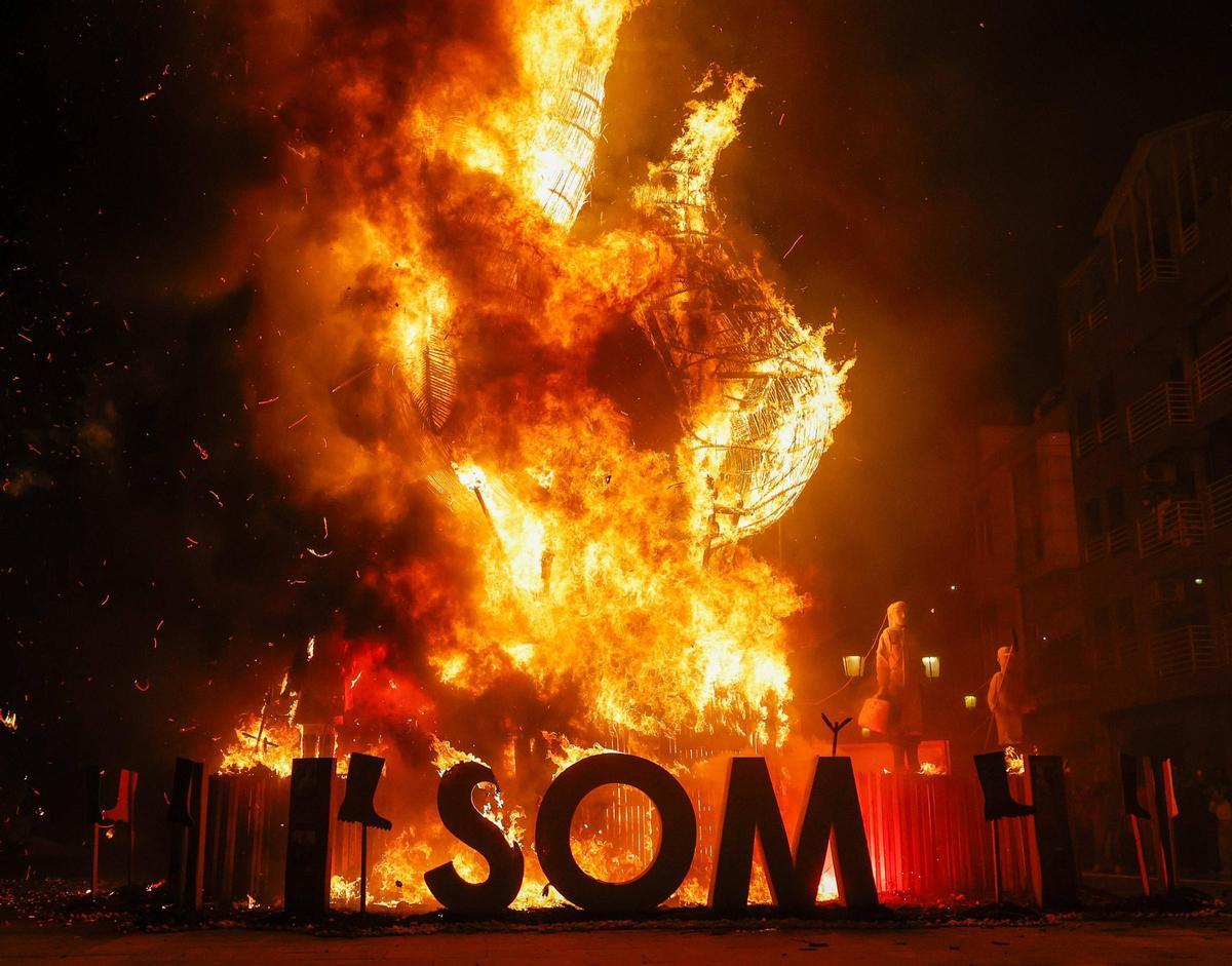 Cremà de la falla SOM de Paiporta, dedicada a la dana.