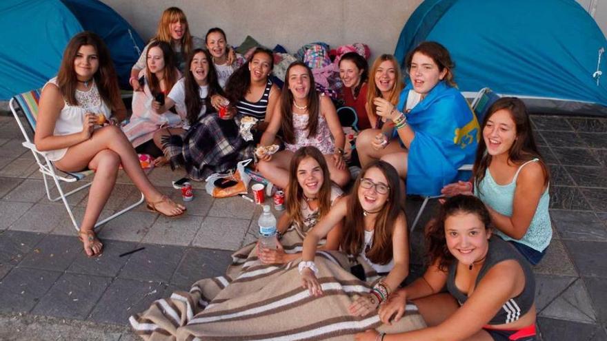 Fans de &quot;Gemeliers&quot;, esperando ya ante el Palacio de los Deportes.