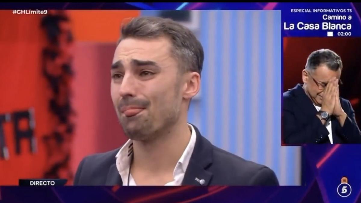 Jorge Javier, cobmocionado al contarle la tragedia que vive España a los concursantes.