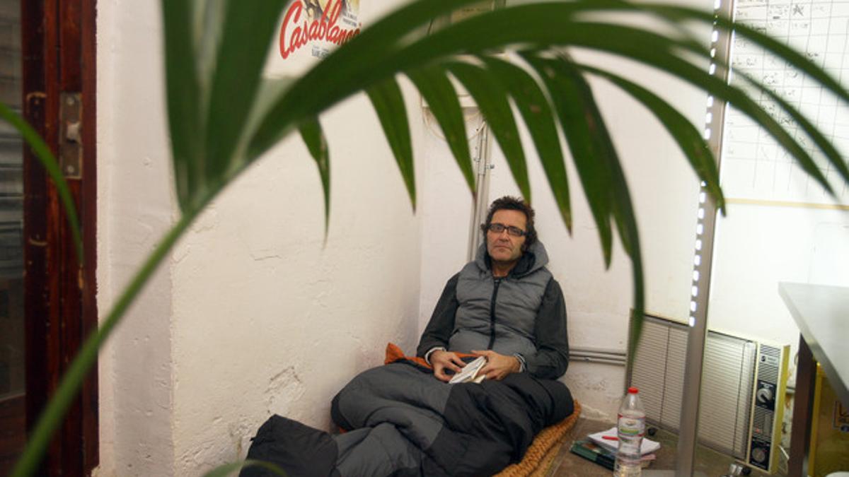 Willy Uribe, en los bajos del Raval en el que se encuentra en huelga de hambre.