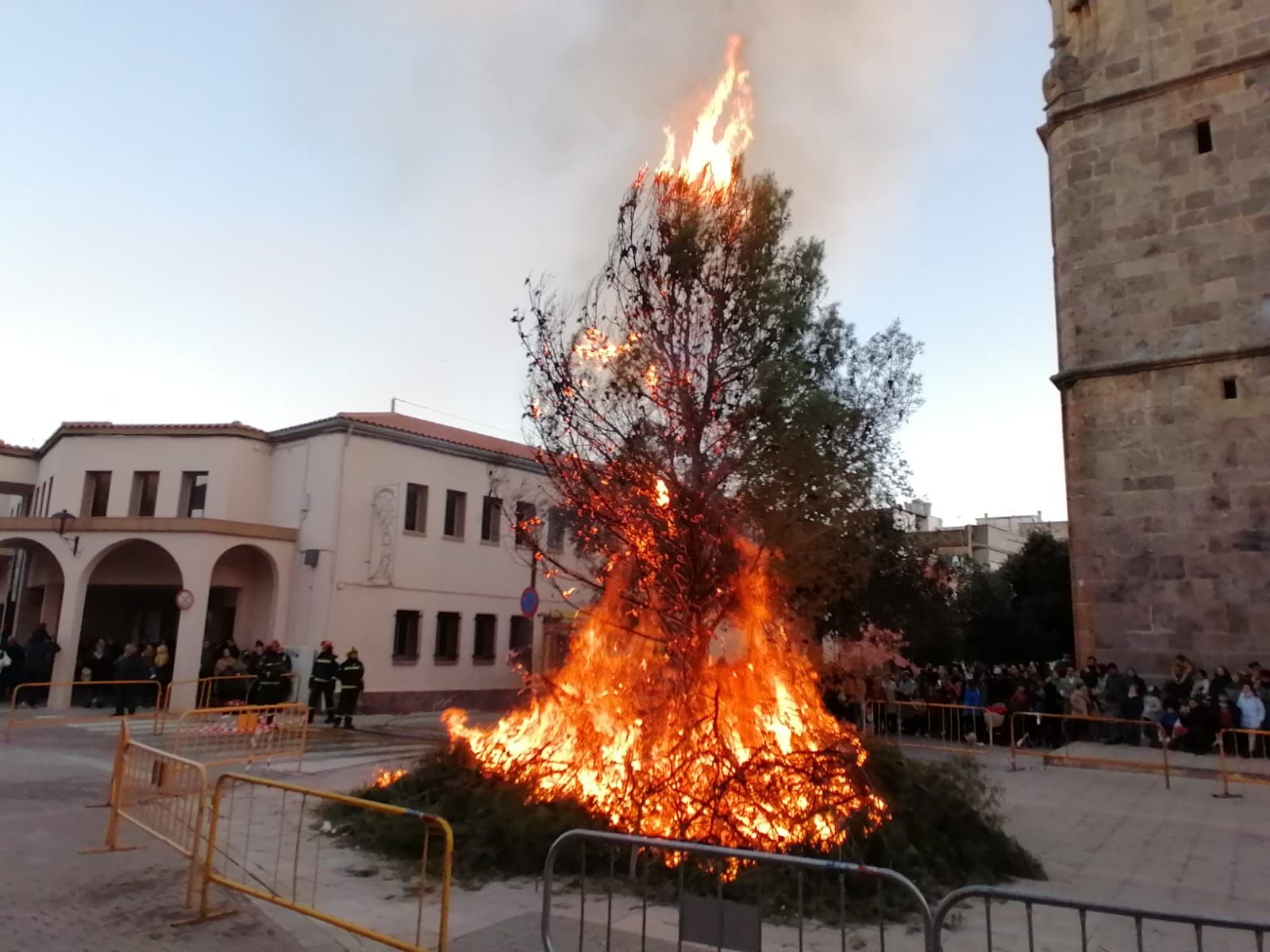 La Vall recupera su multitudinario pasacalle de Sant Antoni